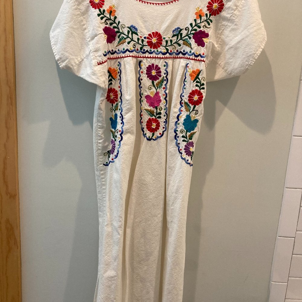 Embroidered cotton Mexican house dress - White with flowers